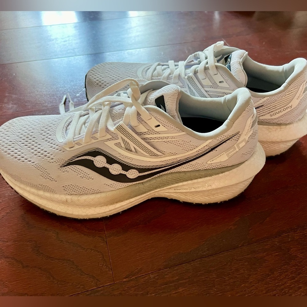 Saucony Triumph 20 women’s running sneakers